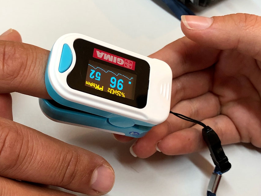 Pulsossimetro OXY-3 Saturimetro da dito professionale - Misura il livello di ossigeno nel sangue e battito cardiaco in anteprima